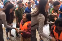 Thủy Tiên dúi thêm tiền cho dân mặc áo phao đến nhận cứu trợ