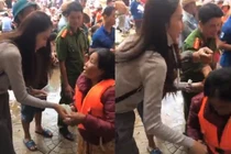 Thủy Tiên dúi thêm tiền cho dân mặc áo phao đến nhận cứu trợ