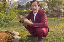 Hoài Linh mặc vest đỏ “lồng lộn” để đi... nhổ cỏ, làm vườn