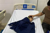 Gắp đồng xu máy trò chơi trong thực quản bé gái 3 tuổi