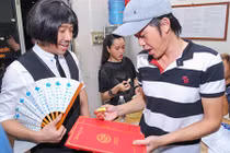 Chạy show, Trấn Thành tranh thủ gửi thiệp cưới cho Hoài Linh