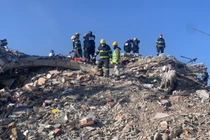 Theo chân Đoàn cứu hộ VN tới khu vực có hơn 100 người mắc kẹt