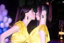 Cái giá những nụ hôn đồng giới của sao Việt