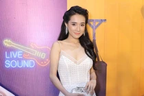 Nhã Phương xuất hiện lẻ bóng sau lễ đính hôn với Trường Giang