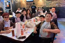 Trizzie Phương Trinh cùng tình mới vui vẻ ăn tối với Bằng Kiều