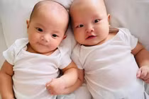 Biểu cảm đáng yêu của cặp song sinh nhà Hồ Ngọc Hà - Kim Lý 