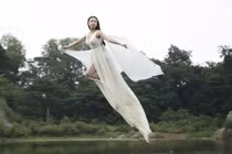 Trà Ngọc Hằng hóa tiên nữ bay trên sông