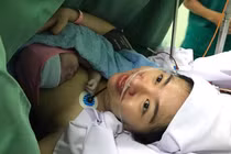 Diễn viên Lê Khánh sinh con trai đầu lòng nặng 3,3 kg