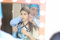 Trấn Thành làm tóc cho Trương Quỳnh Anh sau cánh gà