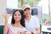 Hoa hậu H'Hen Niê được ông xã hộ tống đi sự kiện 