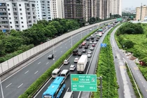 Mưa tầm tã cả ngày, cao tốc Pháp Vân - Cầu Giẽ ùn tắc