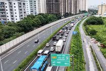 Mưa tầm tã cả ngày, cao tốc Pháp Vân - Cầu Giẽ ùn tắc