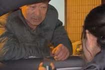 Đưa bạn trai về ra mắt, hành động của bố khiến con gái khóc