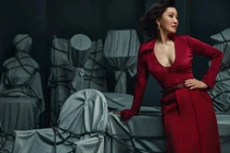 Hồng Đào mặc váy xẻ ngực sâu khoe body gợi cảm ở tuổi 62