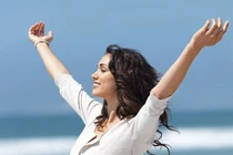 Cô hầu bàn "bật" người vợ giở thói ghen tuông mù quáng