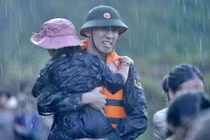 Xúc động cảnh bộ đội giúp dân tránh bão trong phim giờ vàng VTV