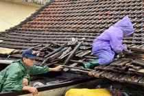 Quảng Bình: Thắt lòng cảnh đưa tang trên dòng nước lũ ở Lệ Thủy