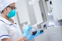 Từ câu nói của cháu nội, ông bà tức tốc đi xét nghiệm ADN