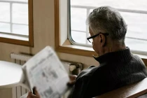 Bố dượng bán nhà, giúp con gái riêng của vợ trả nợ