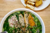 Lạ miệng món bún hến kết hợp vị chát, cay, ngon thơm