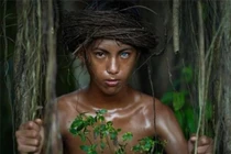 Bộ tộc sở hữu đôi mắt xanh như ngọc và sự thật phía sau