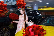 Chi Bảo tặng quà “khủng” cho vợ thứ ba kém 16 tuổi