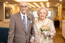 Cặp đôi làm đám cưới tại viện dưỡng lão ở tuổi gần 100