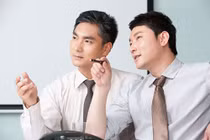 Tôi khó chịu vì chồng cũ và chồng mới thân thiết nhau quá mức