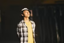 Ca sĩ Sơn Tùng diện style mới bị nhận xét như "bán vé số"