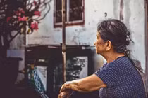 Rằm tháng 7 con cháu không về, mẹ tôi ăn đùi gà mà khóc