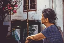 Rằm tháng 7 con cháu không về, mẹ tôi ăn đùi gà mà khóc