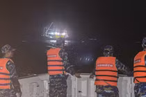 Video: Hải quân lai dắt tàu cá cùng 5 ngư dân Phú Yên bị nạn trên biển