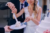 Mẹ chú rể nhảy nhót trong đám cưới khiến thông gia sốc