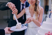 Mẹ chú rể nhảy nhót trong đám cưới khiến thông gia sốc