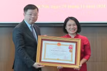 Nhà báo Tạ Bích Loan nghỉ hưu, nhận Huân chương Lao động hạng Nhất