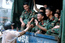 Hình ảnh chia tay thắm đượm tình quân dân sau bão lũ Yên Bái