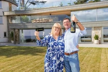 Nữ y tá hành động bất ngờ khi trúng thưởng nhà trăm tỷ 