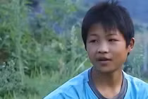 Ngỡ ngàng cậu bé có thể ra lệnh cho chim làm mọi việc