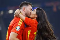 Vợ xinh hôn say đắm cầu thủ Tây Ban Nha