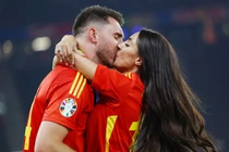 Vợ xinh hôn say đắm cầu thủ Tây Ban Nha