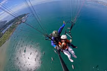 Bay dù lượn trên bán đảo Sơn Trà ngắm núi rừng, biển xanh 