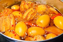 Kho thịt cùng loại lá này, thịt lên màu vàng óng, mềm tan