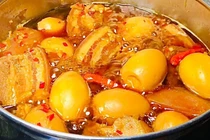 Kho thịt cùng loại lá này, thịt lên màu vàng óng, mềm tan