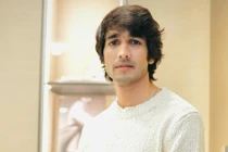 Chân dung nam diễn viên Ấn Độ đóng cùng Khả Ngân trong phim mới