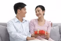 Bị bạn trai cũ hành hung vì... "chia tay đòi quà"