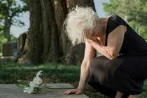 Chăm lo cho con riêng của chồng, mẹ kế cay đắng khi về già