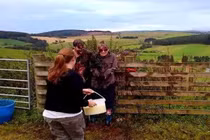 Cặp đôi sắp cưới bị "dội" đống đồ bẩn lên người 