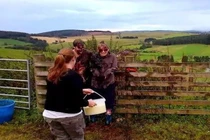 Cặp đôi sắp cưới bị "dội" đống đồ bẩn lên người 