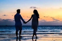 Em nói yêu tôi tha thiết nhưng vẫn muốn đi du học