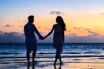 Em nói yêu tôi tha thiết nhưng vẫn muốn đi du học